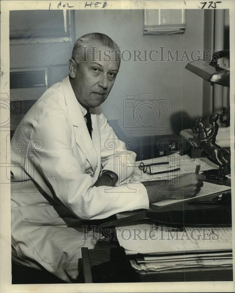 Load image into Gallery viewer, 1961 Press Photo Dr. Lodia Van Den Berghe, professor of tropical medicine Tulane
