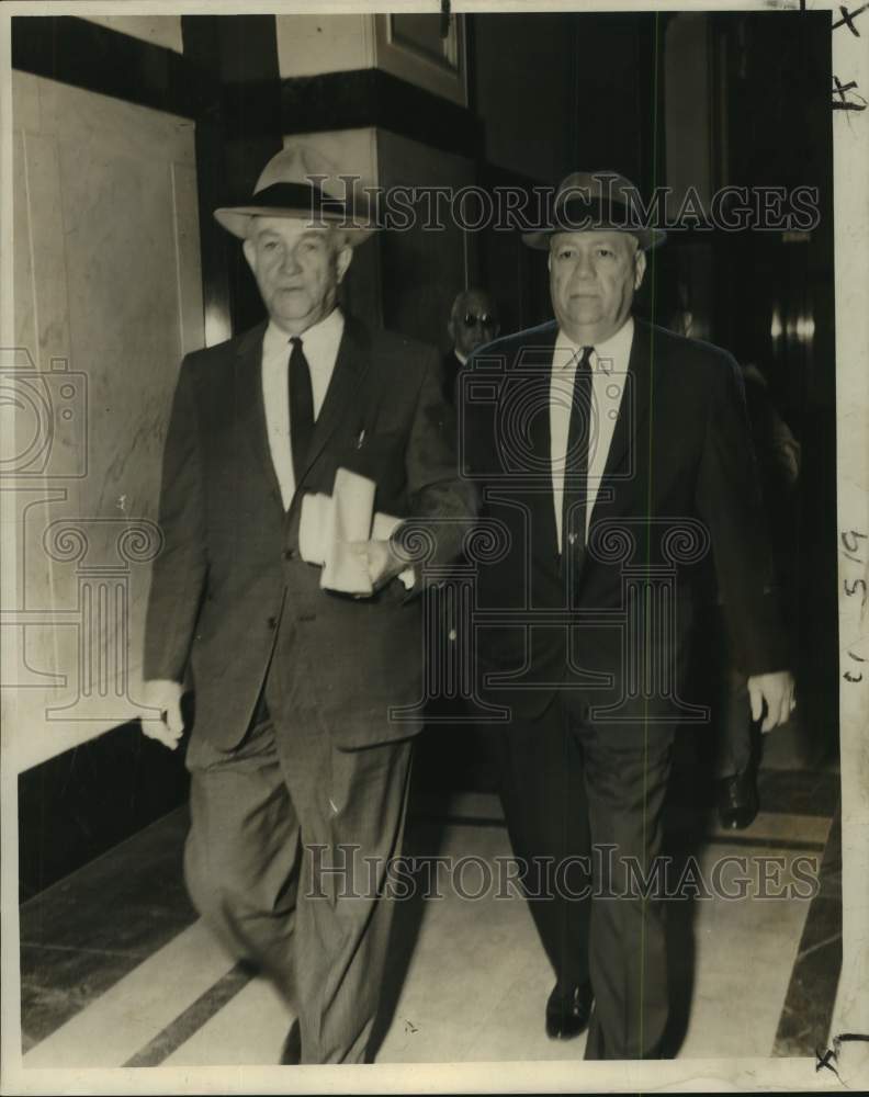 Load image into Gallery viewer, 1963 Press Photo New Orleans-Patrolman Robert Velten on his way to trial
