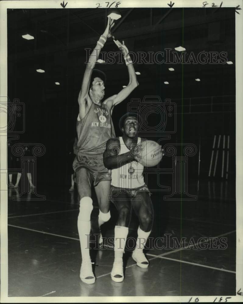 1976 Press Photo Basketball&#39;s Ardith Wearren (21) towers over Rico Weaver (30)- Historic Images