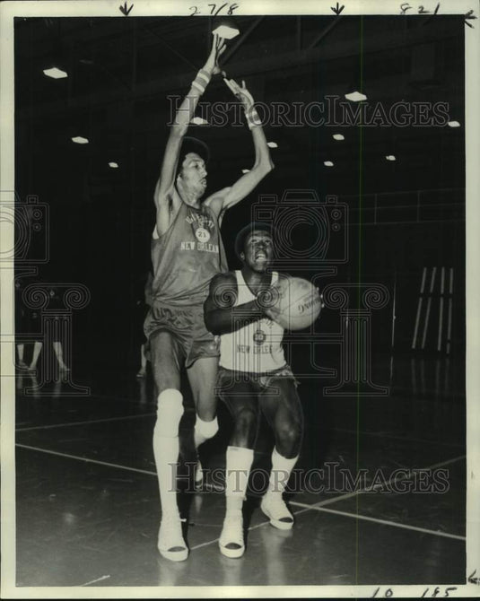 1976 Press Photo Basketball's Ardith Wearren (21) towers over Rico Weaver (30)- Historic Images