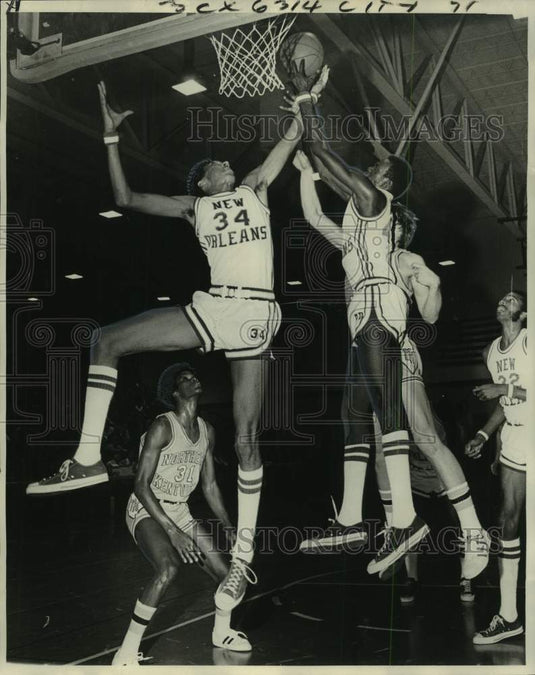 1974 Press Photo Basketball's UNO's Ardith Wearren and Stackhouse after rebound- Historic Images