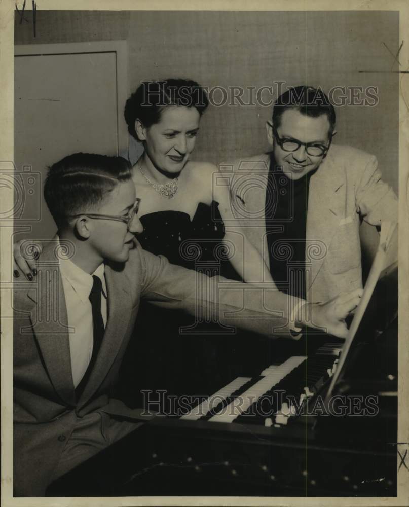 1952 Press Photo David Ward-Steinman, 16, Reviews Score of His Piano Composition- Historic Images