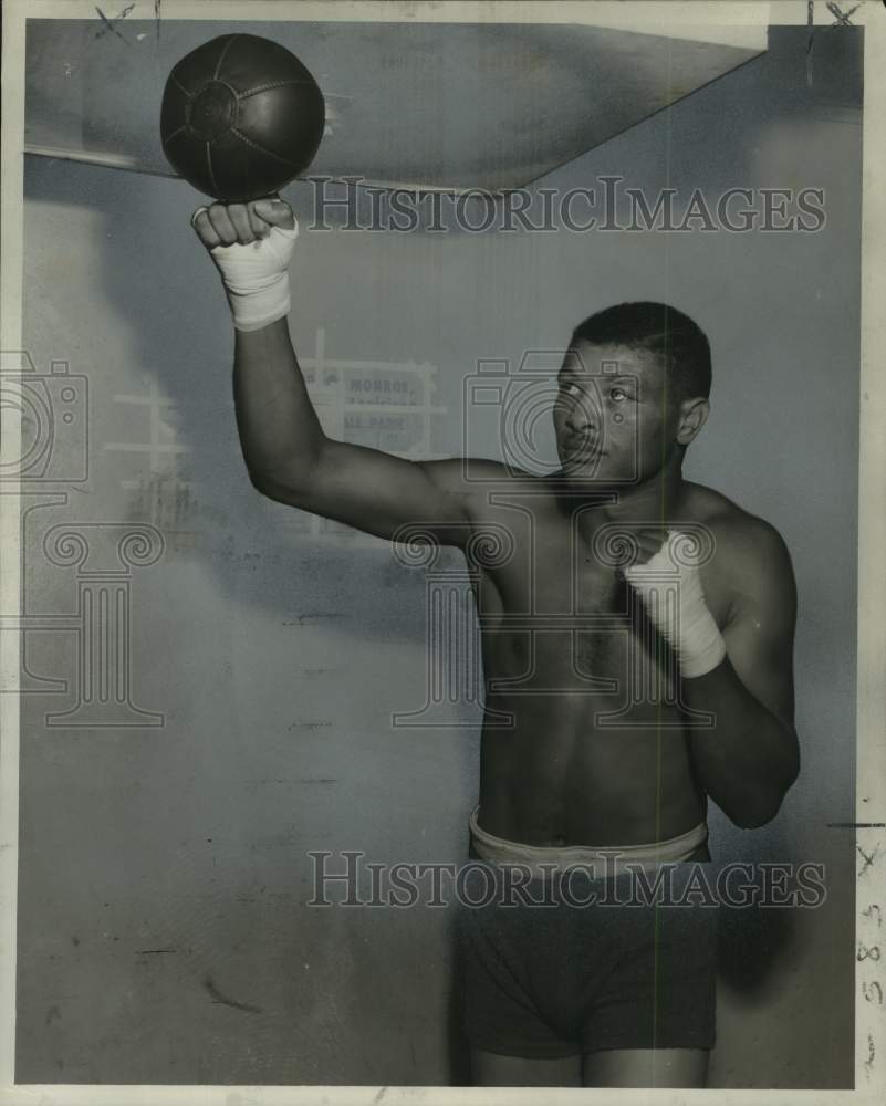 Press Photo Boxer Willie Vaughn - noo68189- Historic Images