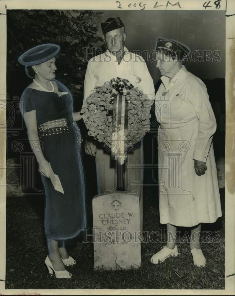 Load image into Gallery viewer, 1959 Press Photo Mrs. Levette Vosloh and members of Claude Chesney Auxiliary
