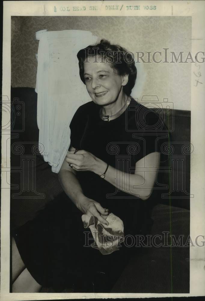 Load image into Gallery viewer, 1950 Press Photo Ruth Voss, organizer of Children's Theater Guild - noo68208
