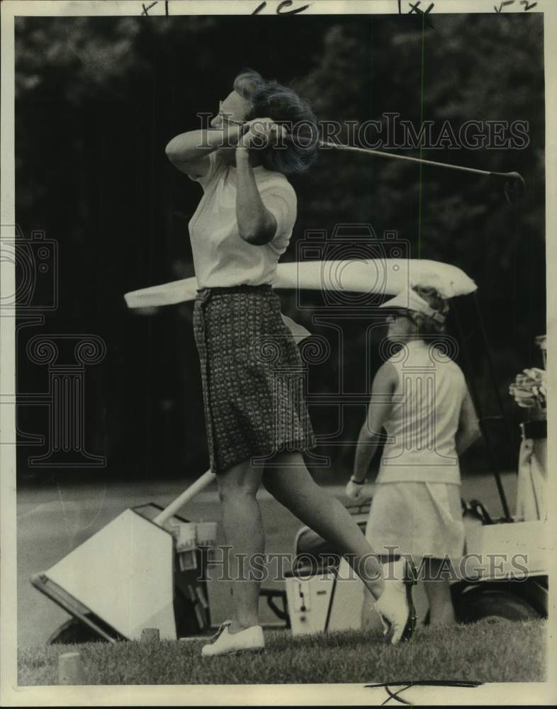 1974 Press Photo Sarah Shirley, has golf trouble on No. 17 hole - noo68256- Historic Images