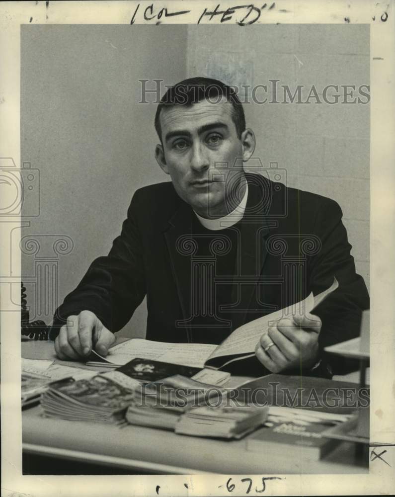Load image into Gallery viewer, 1965 Press Photo Reverend Robert Shirley works out plans for a Boys' Club
