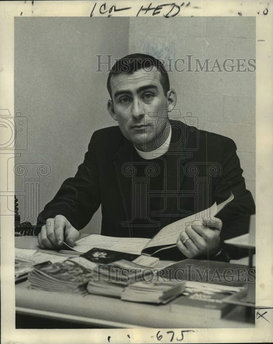 1965 Press Photo Reverend Robert Shirley works out plans for a Boys' Club