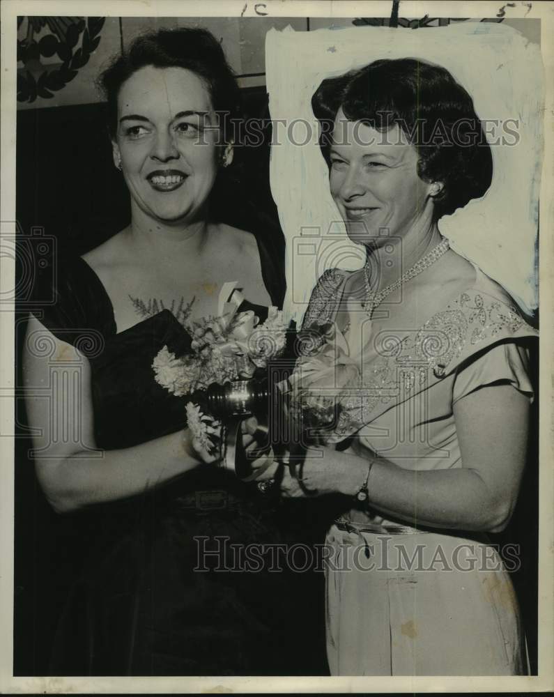 1952 Press Photo Miss Annie M. Shoemaker congratulated - noo68312