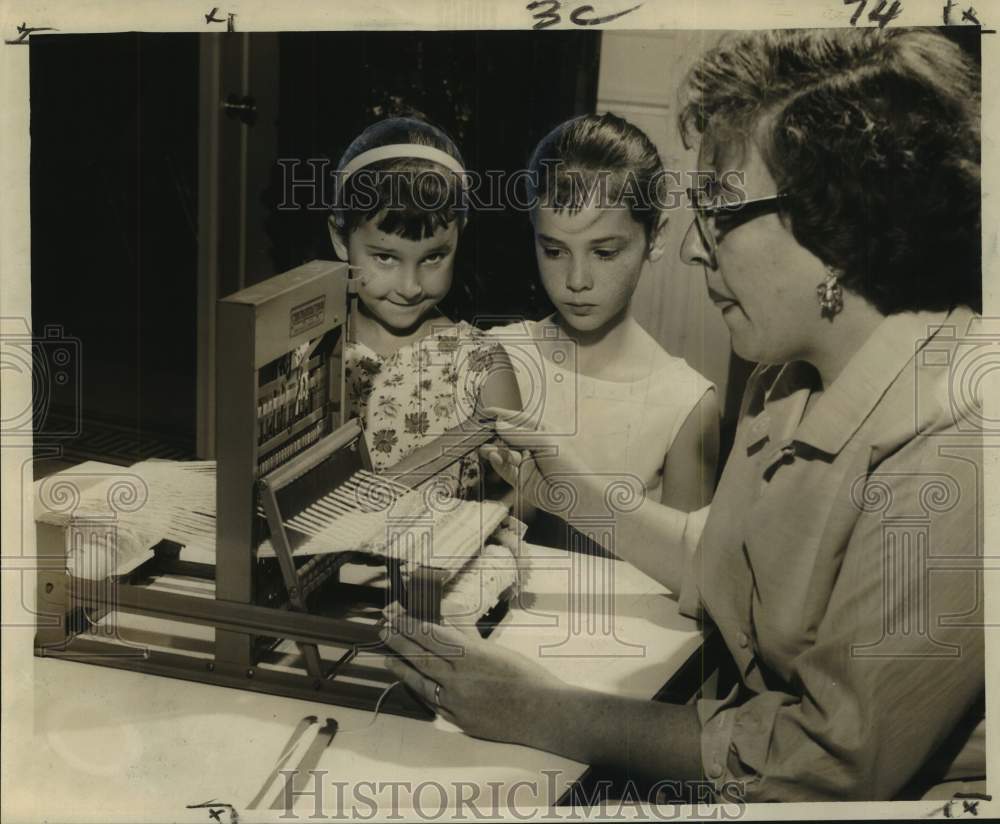 1960 Press Photo Barbara Shipmen, weaver gives demonstration at Delgado Museum