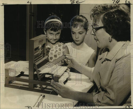 1960 Press Photo Barbara Shipmen, weaver gives demonstration at Delgado Museum
