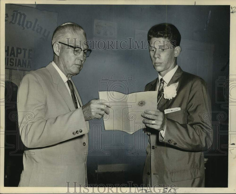 Load image into Gallery viewer, 1959 Press Photo W. R. Simpson presents Wade Turner with Order of Chevalier
