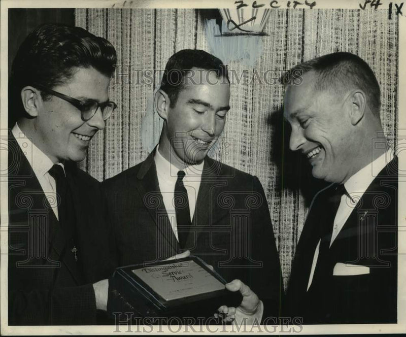 Load image into Gallery viewer, 1961 Press Photo Jefferson Jaycees honored Melvin Shanks at John Paul's
