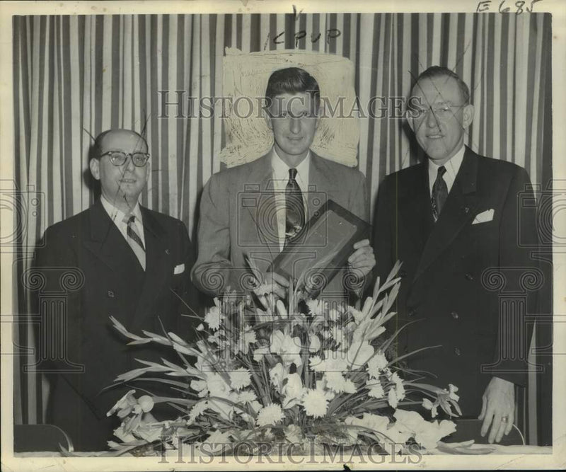 Load image into Gallery viewer, 1952 Press Photo Meridian Junior Chamber of Commerce honors George Shannon
