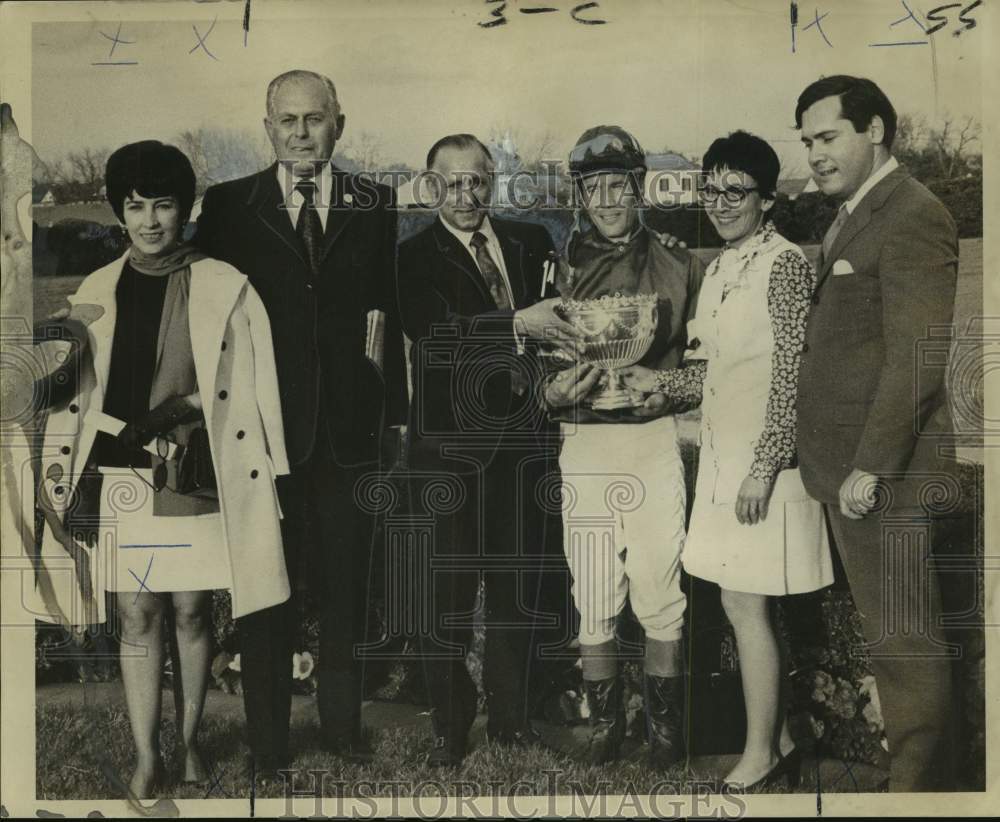 1970 Press Photo Winning horse owner and trainer in Fairgrounds winner&#39;s circle- Historic Images