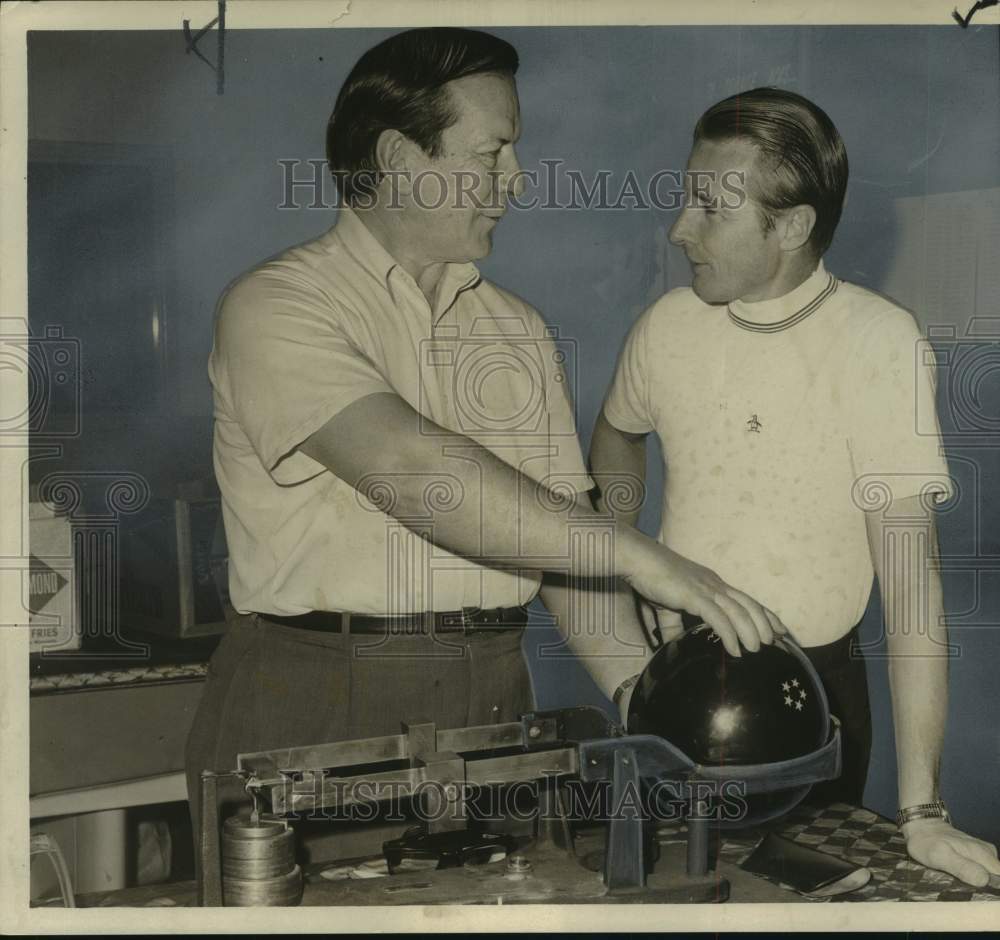 Press Photo Clyde Scotty, Paddock Manager, Weighs Dick Weber&#39;s Bowling Ball- Historic Images