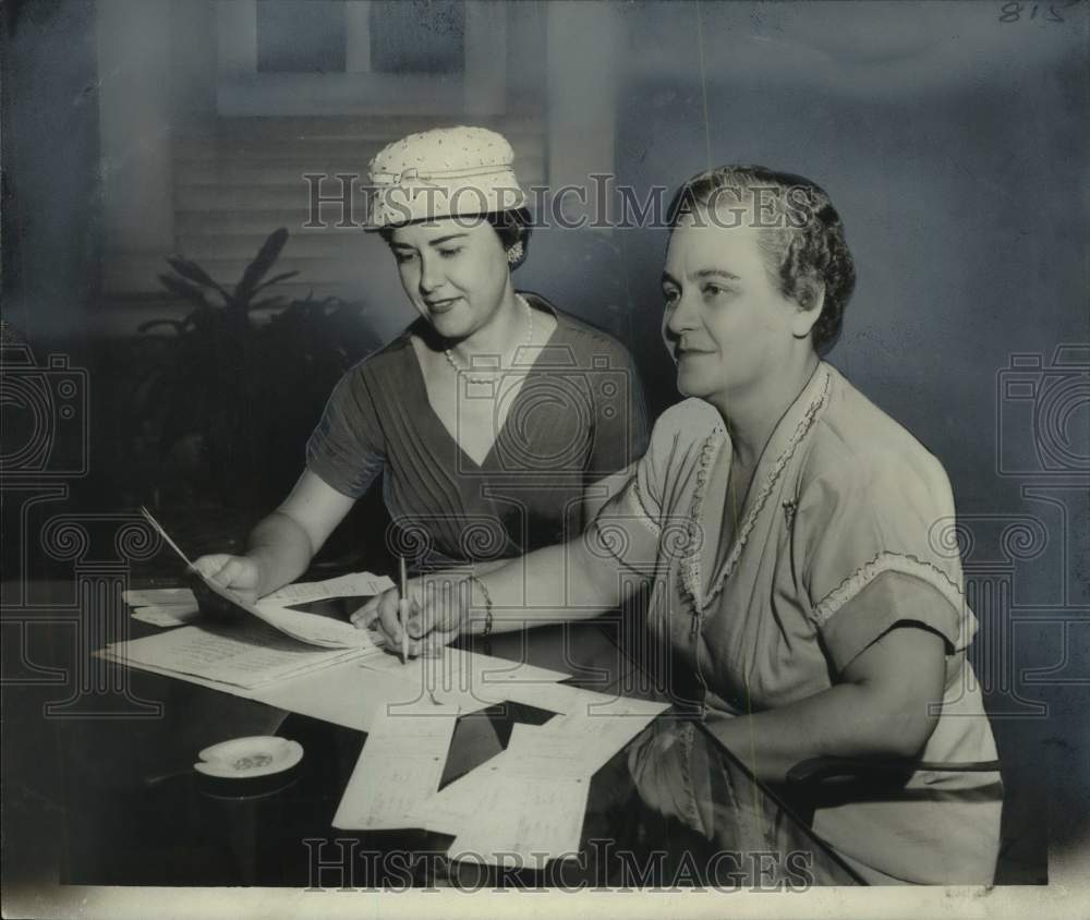 1956 Press Photo Mrs. J. Garic Schoen and Mrs. Charles Sinnott at Meeting