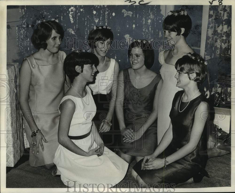 Load image into Gallery viewer, 1966 Press Photo Attendees of Mr. and Mrs. George G. Westfeldt Jr.'s Party
