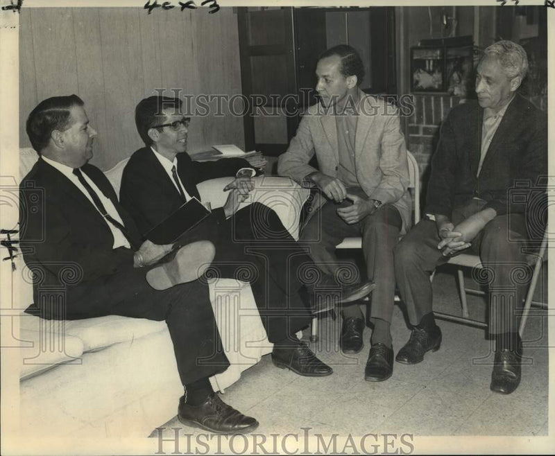 Load image into Gallery viewer, 1968 Press Photo New Orleans Baptist Seamen's Service with Portuguese seafarers
