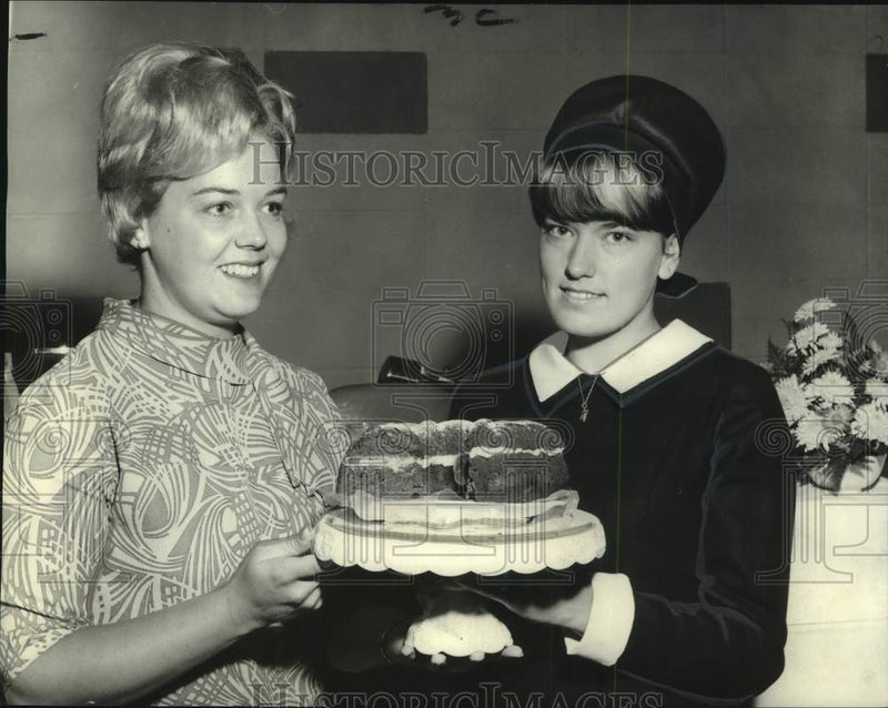 Load image into Gallery viewer, 1968 Press Photo Mrs. Gurley M'Gehee Verberg and Beverly Williams with Yam Cake
