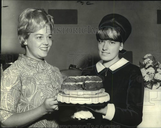 1968 Press Photo Mrs. Gurley M'Gehee Verberg and Beverly Williams with Yam Cake