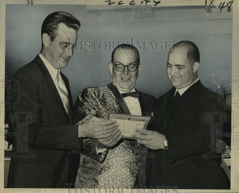Load image into Gallery viewer, 1966 Press Photo Jefferson Cultural Council Award Ceremony Attendees - noo68502
