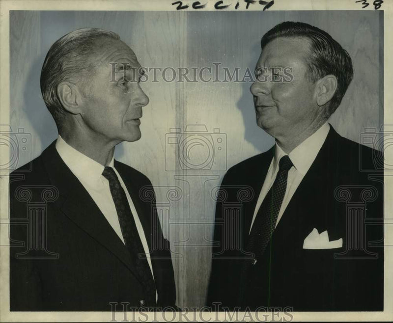 Load image into Gallery viewer, 1968 Press Photo Georg von Lilienfeld and Homer Hitt chat a LSU symposium

