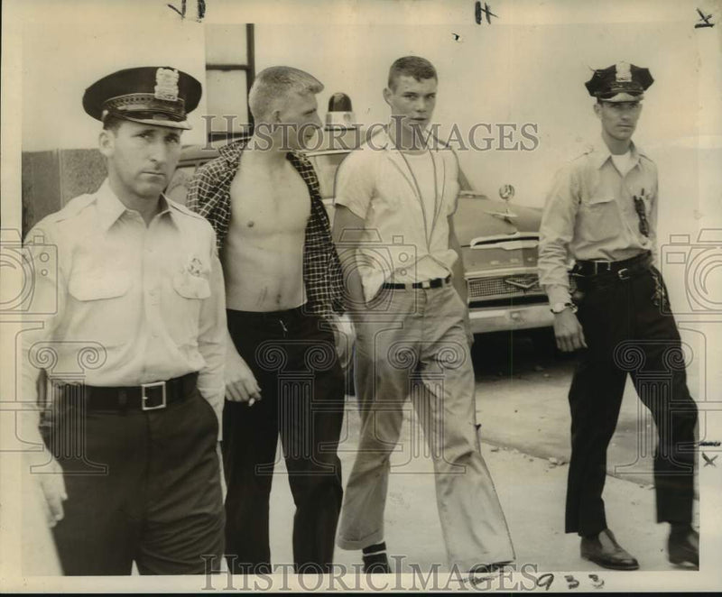 Load image into Gallery viewer, 1959 Press Photo Frank Vonn and John Diello captured after West Lakeshore chase.
