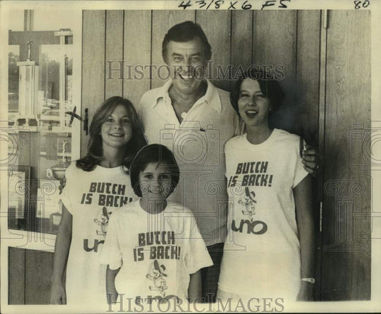 1977 Press Photo Butch van Breda Kolff, basketball with Privateer beauties- Historic Images
