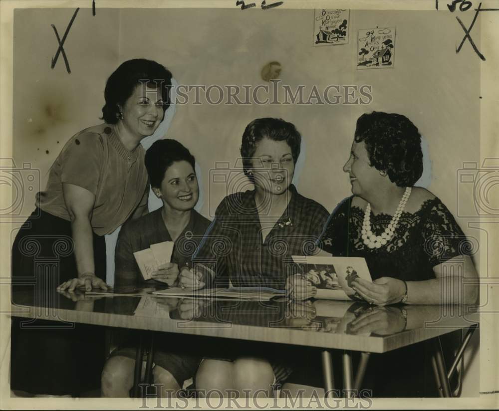 1964 Press Photo Opti-Mrs. Club of New Orleans show chairman discuss event