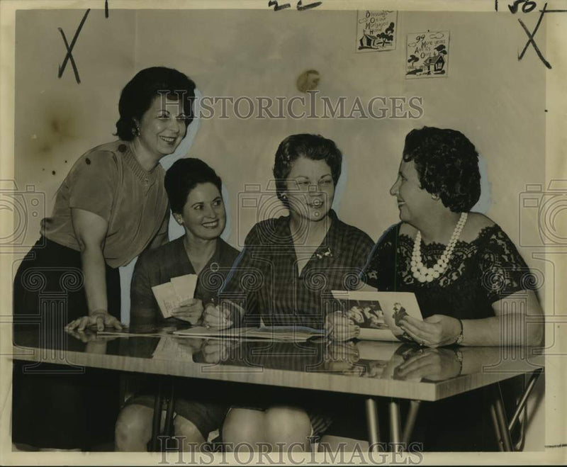 Load image into Gallery viewer, 1964 Press Photo Opti-Mrs. Club of New Orleans show chairman discuss event
