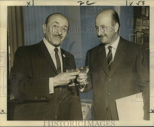 1965 Press Photo Mayor Victor H. Schiro & Argentina consul Rafael M/ Vasquez