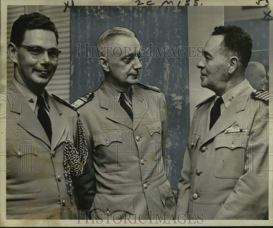 1953 Press Photo Rear Adm. H. A. Van Foreest chats with Capt. Francis H. Gardner