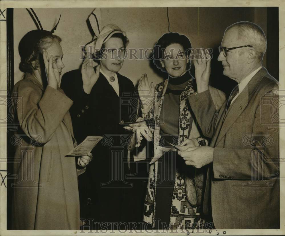 1951 Press Photo League Of Women Voters Members Sworn In For Jury Service