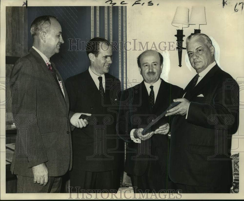 Load image into Gallery viewer, 1969 Press Photo Argentine Consul General Honored At Plimsoll Club, New Orleans
