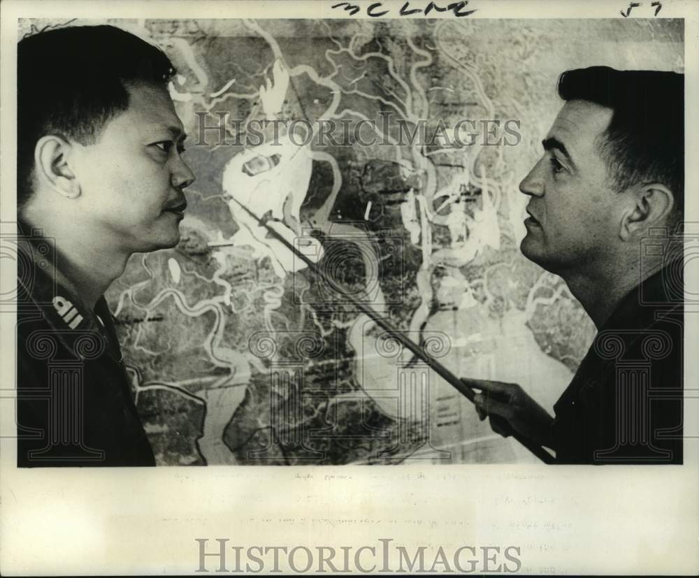 1969 Press Photo South Vietnamese And U.S. Navy Commanders Discuss Operations