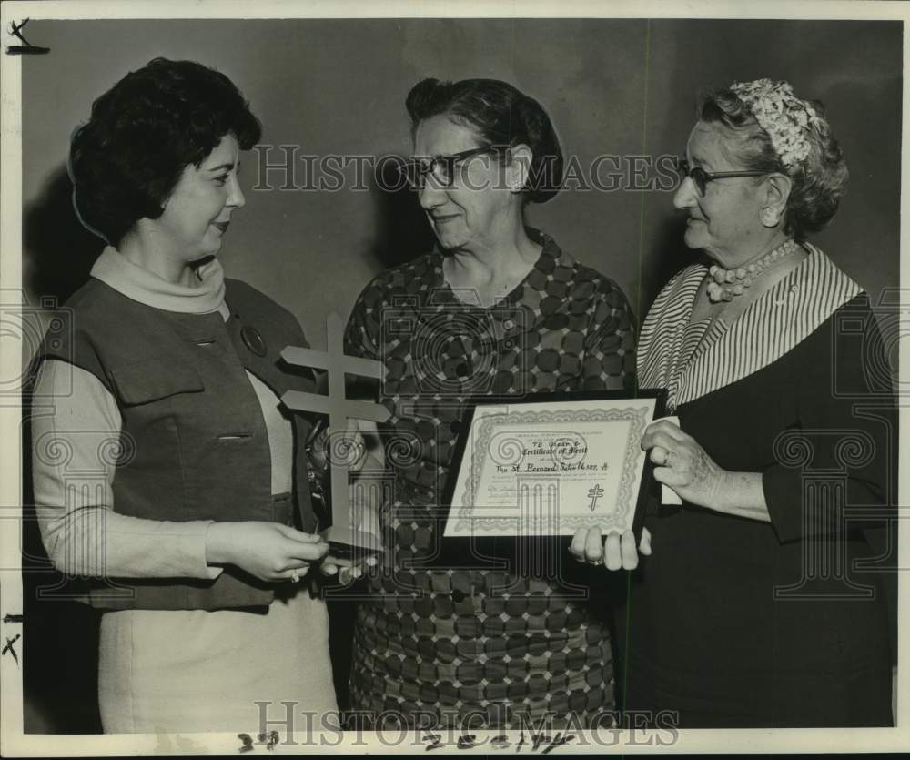 1961 Press Photo Mrs. Henry Vega and Eight and Forty members present certificate