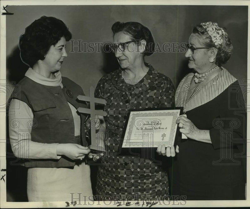 Load image into Gallery viewer, 1961 Press Photo Mrs. Henry Vega and Eight and Forty members present certificate
