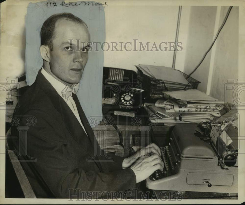 Load image into Gallery viewer, 1953 Press Photo Robert E. Warren sits at his typewriter. - noo68603

