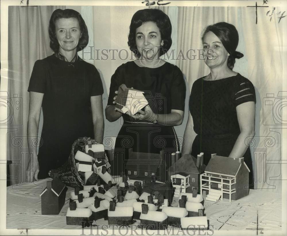 1967 Press Photo Mrs. Manuel Vega and school officials demonstrate school growth- Historic Images