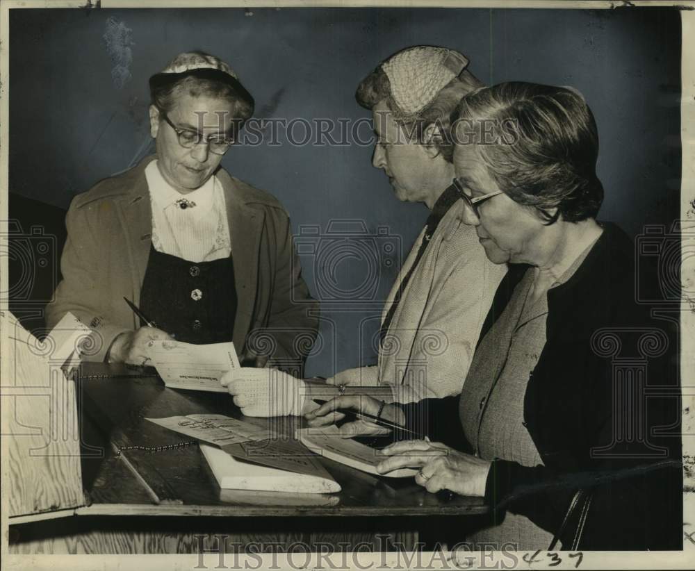 1961 Press Photo New Orleans teachers pay taxes early to fund teachers&#39; salaries- Historic Images