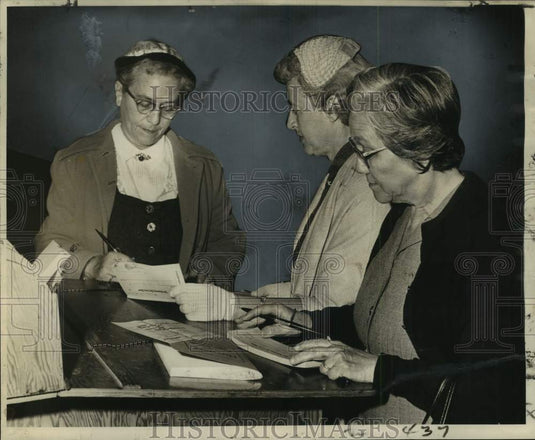 1961 Press Photo New Orleans teachers pay taxes early to fund teachers' salaries- Historic Images