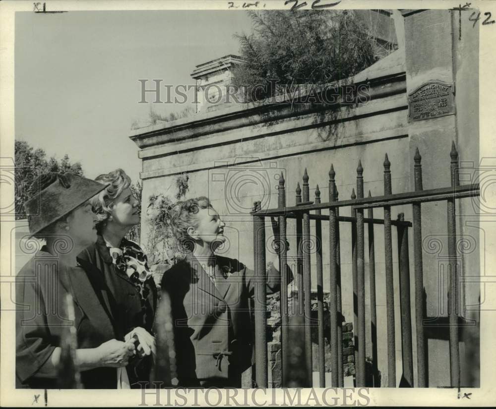 1967 Press Photo Tomb of Revolutionary Soldier viewed on Veterans' Day.