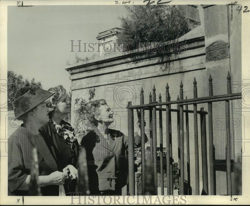 Load image into Gallery viewer, 1967 Press Photo Tomb of Revolutionary Soldier viewed on Veterans' Day.
