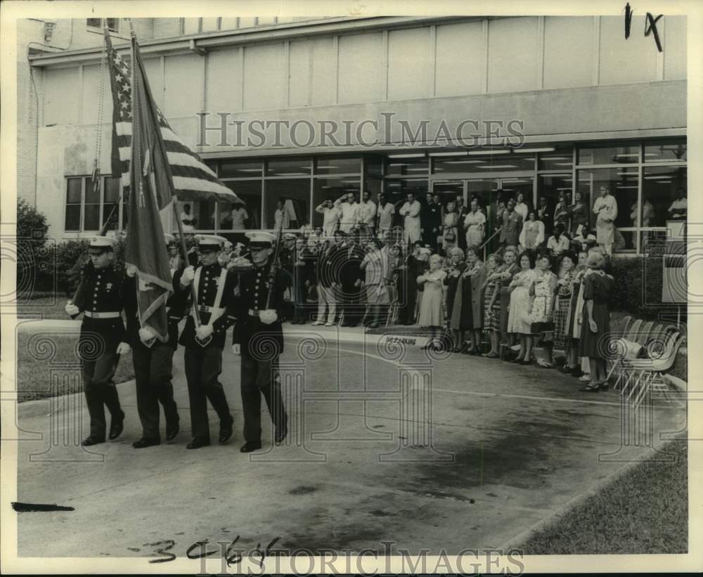 1972 Press Photo Gold Star Mothers and veterans watch Veterans Day ceremony- Historic Images