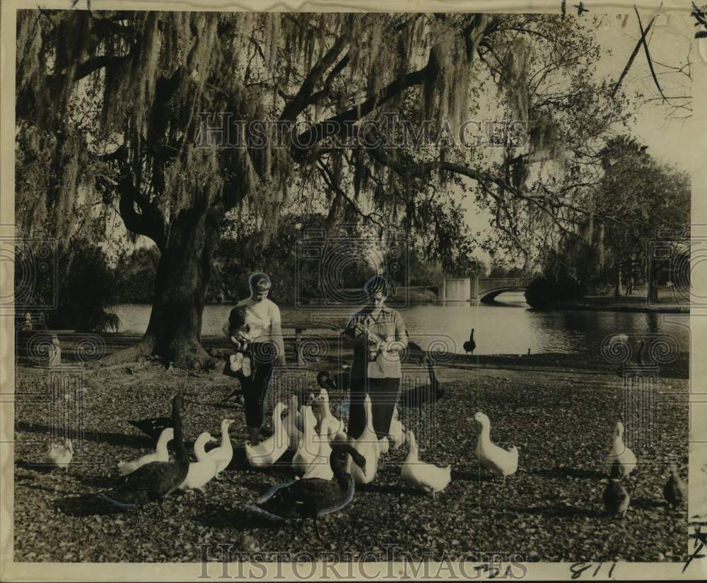 1960 Press Photo Enjoying Unseasonably Warm Weather At City Park, New Orleans