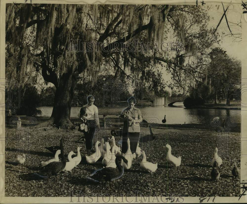 Load image into Gallery viewer, 1960 Press Photo Enjoying Unseasonably Warm Weather At City Park, New Orleans
