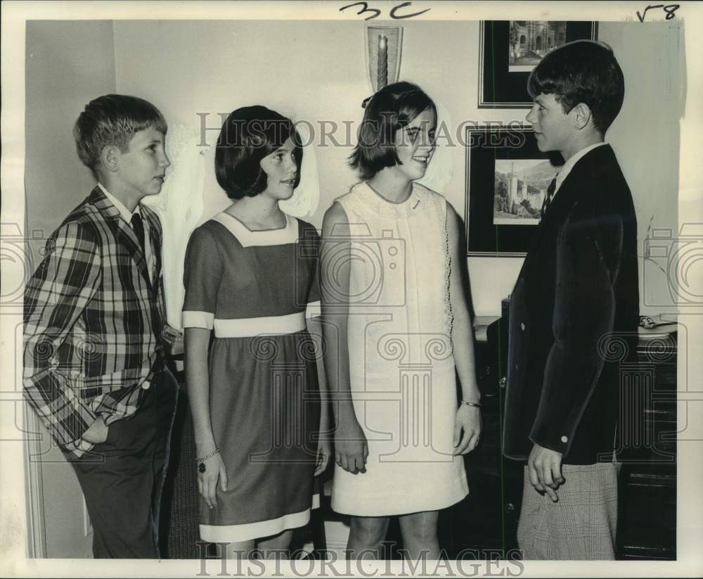 1967 Press Photo The Eight O&#39;Clock&#39;s annual fall dance guests - noo68766