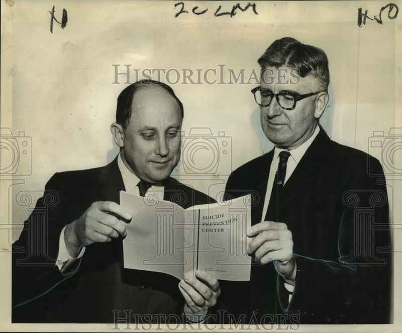 Load image into Gallery viewer, 1961 Press Photo Officials of American Board of Examiners examine a booklet
