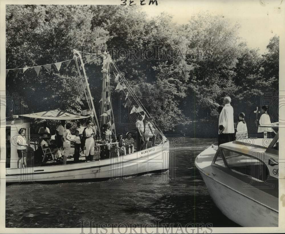 1960 Press Photo Reverend Clemens Schneider blesses shrimp trawler Wilma Bayel